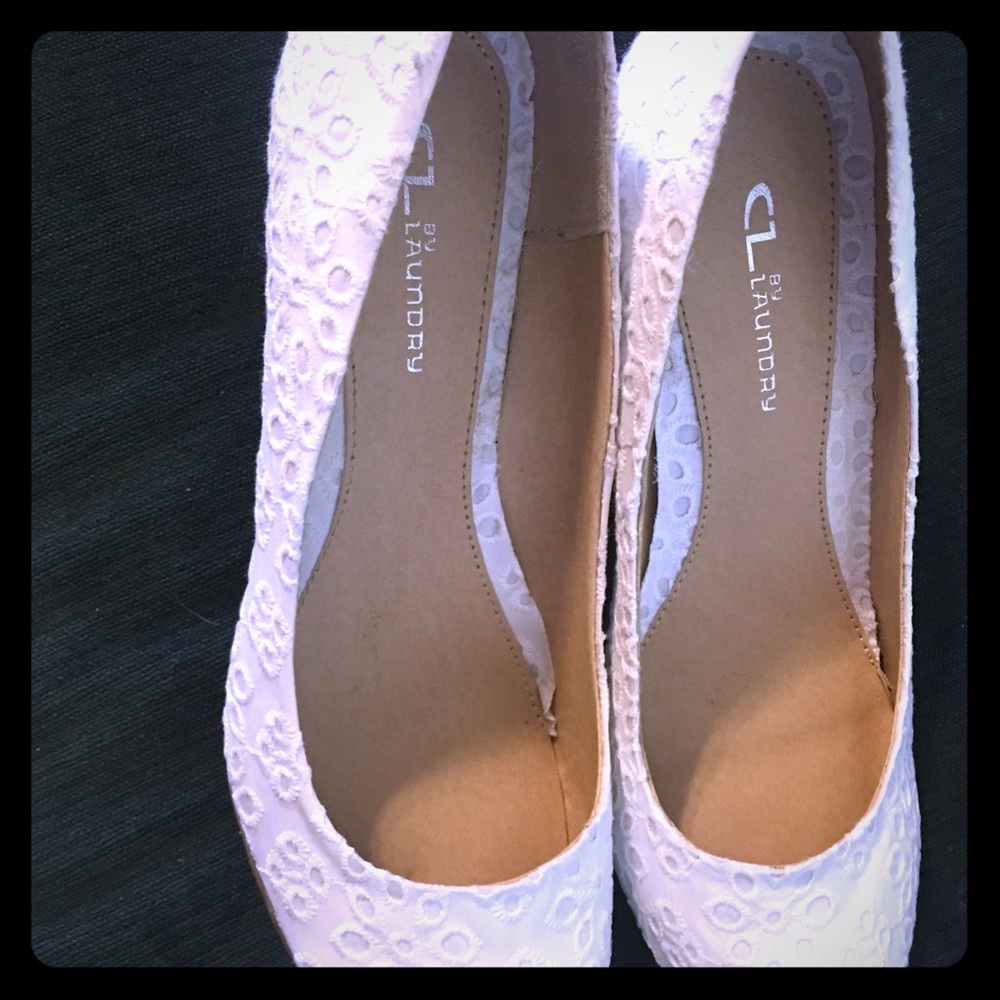 Size 9 CL by Laundry white floral shoes